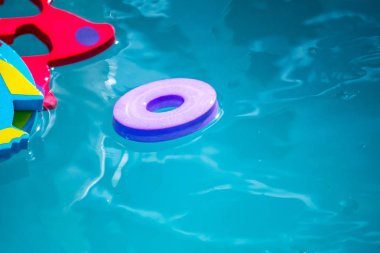 Çocuklar için eğitici su oyunu. Sayıları n harfleri ve hayvanların görüntüleri ve balıkçılık için bir ağ şeklinde Balık. Çocuklar için eğlenceli