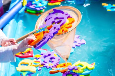 Çocuklar için eğitici su oyunu. Sayıları n harfleri ve hayvanların görüntüleri ve balıkçılık için bir ağ şeklinde Balık. Çocuklar için eğlenceli