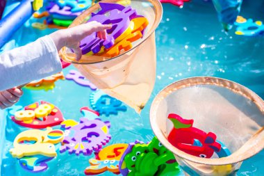 Çocuklar için eğitici su oyunu. Sayıları n harfleri ve hayvanların görüntüleri ve balıkçılık için bir ağ şeklinde Balık. Çocuklar için eğlenceli