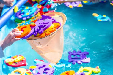 Çocuklar için eğitici su oyunu. Sayıları n harfleri ve hayvanların görüntüleri ve balıkçılık için bir ağ şeklinde Balık. Çocuklar için eğlenceli