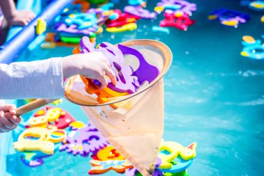 Çocuklar için eğitici su oyunu. Sayıları n harfleri ve hayvanların görüntüleri ve balıkçılık için bir ağ şeklinde Balık. Çocuklar için eğlenceli