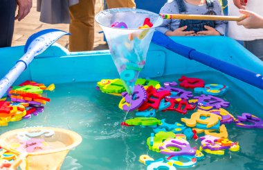 Çocuklar için eğitici su oyunu. Sayıları n harfleri ve hayvanların görüntüleri ve balıkçılık için bir ağ şeklinde Balık. Çocuklar için eğlenceli