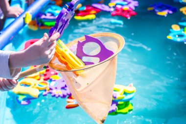 Çocuklar için eğitici su oyunu. Sayıları n harfleri ve hayvanların görüntüleri ve balıkçılık için bir ağ şeklinde Balık. Çocuklar için eğlenceli