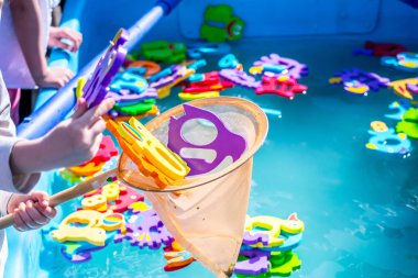 Çocuklar için eğitici su oyunu. Sayıları n harfleri ve hayvanların görüntüleri ve balıkçılık için bir ağ şeklinde Balık. Çocuklar için eğlenceli