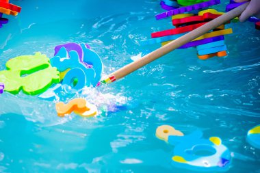 Çocuklar için eğitici su oyunu. Sayıları n harfleri ve hayvanların görüntüleri ve balıkçılık için bir ağ şeklinde Balık. Çocuklar için eğlenceli