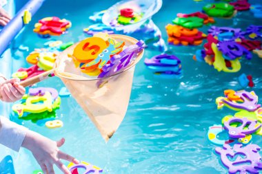 Çocuklar için eğitici su oyunu. Sayıları n harfleri ve hayvanların görüntüleri ve balıkçılık için bir ağ şeklinde Balık. Çocuklar için eğlenceli