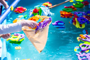 Çocuklar için eğitici su oyunu. Sayıları n harfleri ve hayvanların görüntüleri ve balıkçılık için bir ağ şeklinde Balık. Çocuklar için eğlenceli