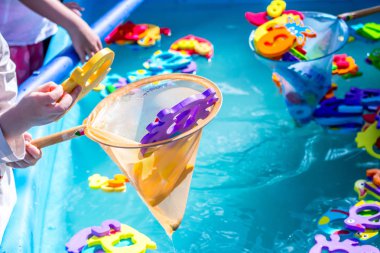 Çocuklar için eğitici su oyunu. Sayıları n harfleri ve hayvanların görüntüleri ve balıkçılık için bir ağ şeklinde Balık. Çocuklar için eğlenceli