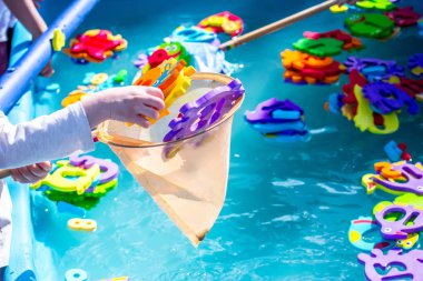 Çocuklar için eğitici su oyunu. Sayıları n harfleri ve hayvanların görüntüleri ve balıkçılık için bir ağ şeklinde Balık. Çocuklar için eğlenceli