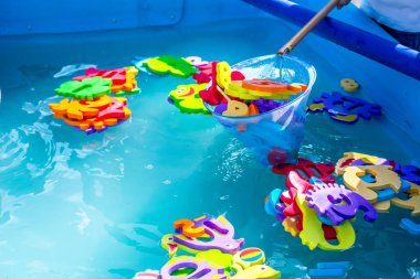 Çocuklar için eğitici su oyunu. Sayıları n harfleri ve hayvanların görüntüleri ve balıkçılık için bir ağ şeklinde Balık. Çocuklar için eğlenceli