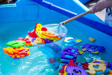 Çocuklar için eğitici su oyunu. Sayıları n harfleri ve hayvanların görüntüleri ve balıkçılık için bir ağ şeklinde Balık. Çocuklar için eğlenceli