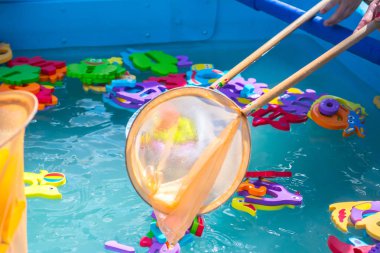 Çocuklar için eğitici su oyunu. Sayıları n harfleri ve hayvanların görüntüleri ve balıkçılık için bir ağ şeklinde Balık. Çocuklar için eğlenceli