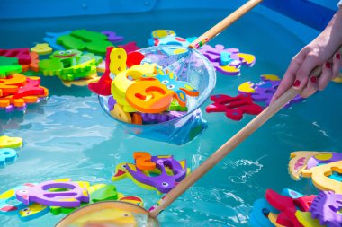 Çocuklar için eğitici su oyunu. Sayıları n harfleri ve hayvanların görüntüleri ve balıkçılık için bir ağ şeklinde Balık. Çocuklar için eğlenceli