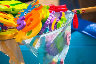 Çocuklar için eğitici su oyunu. Sayıları n harfleri ve hayvanların görüntüleri ve balıkçılık için bir ağ şeklinde Balık. Çocuklar için eğlenceli