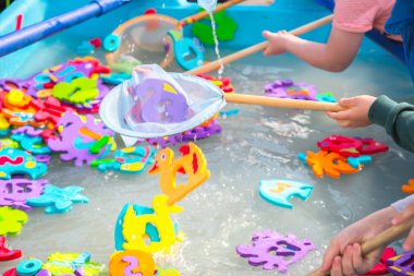 Çocuklar için eğitici su oyunu. Sayıları n harfleri ve hayvanların görüntüleri ve balıkçılık için bir ağ şeklinde Balık. Çocuklar için eğlenceli