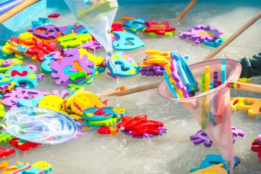 Çocuklar için eğitici su oyunu. Sayıları n harfleri ve hayvanların görüntüleri ve balıkçılık için bir ağ şeklinde Balık. Çocuklar için eğlenceli