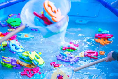 Çocuklar için eğitici su oyunu. Sayıları n harfleri ve hayvanların görüntüleri ve balıkçılık için bir ağ şeklinde Balık. Çocuklar için eğlenceli