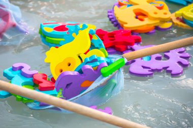 Çocuklar için eğitici su oyunu. Sayıları n harfleri ve hayvanların görüntüleri ve balıkçılık için bir ağ şeklinde Balık. Çocuklar için eğlenceli