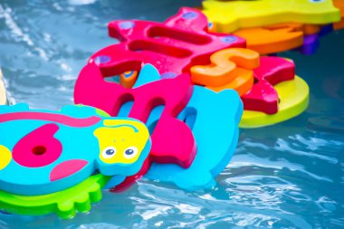 Çocuklar için eğitici su oyunu. Sayıları n harfleri ve hayvanların görüntüleri ve balıkçılık için bir ağ şeklinde Balık. Çocuklar için eğlenceli