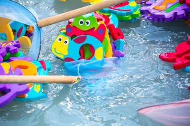 Çocuklar için eğitici su oyunu. Sayıları n harfleri ve hayvanların görüntüleri ve balıkçılık için bir ağ şeklinde Balık. Çocuklar için eğlenceli