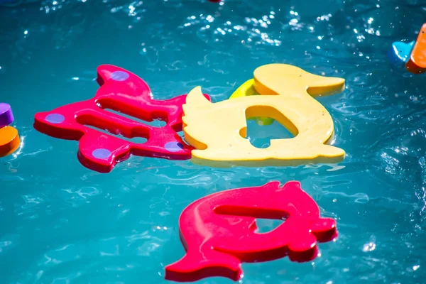 Çocuklar için eğitici su oyunu. Sayıları n harfleri ve hayvanların görüntüleri ve balıkçılık için bir ağ şeklinde Balık. Çocuklar için eğlenceli