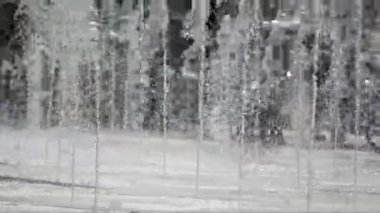 Çocuklar bir sokak çeşmesinde su üzerinde koşmak