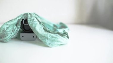 Evin gizli takibi için kadın iç çamaşırına gizli kamera yerleştirilmiş. Gözetleme ve güvenlik sistemleri. Akıllı Ev. Casusluk. İzlemek için gizli kamera