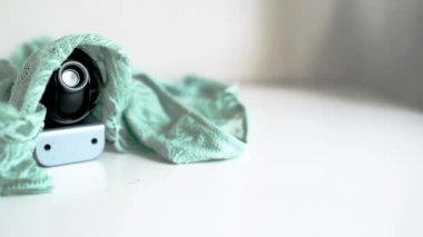 Evin gizli takibi için kadın iç çamaşırına gizli kamera yerleştirilmiş. Gözetleme ve güvenlik sistemleri. Akıllı Ev. Casusluk. İzlemek için gizli kamera