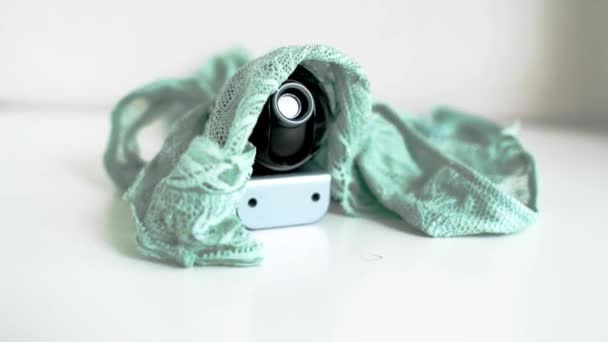 Webcam藏在女士内衣里对房子进行秘密监视监视和安全系统 聪明的房子间谍的事 用于观看的隐藏相机 — 图库视频影像