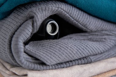 Gizli web kamerası. Güvenlik kamerası bir şeylerin içine gizlenmiş. Evde neler olup bittiğinin gizli bir takibi. Güvenlik sistemleri.