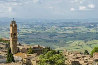 Çatıları Montalcino ve doğal görünümü tipik Toskana manzara Val D'Orcia içinde: hills, çayırlar ve yeşil alanlar. Toskana, İtalya, Europe