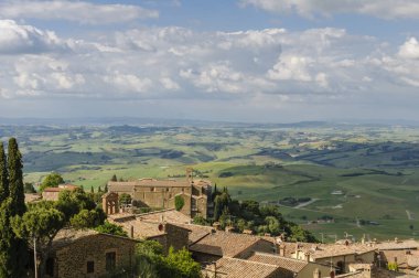 Çatıları Montalcino ve doğal görünümü tipik Toskana manzara Val D'Orcia içinde: hills, çayırlar ve yeşil alanlar. Toskana, İtalya, Europe