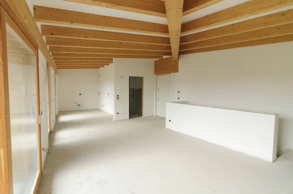 Renovatie van het huis: grote open ruimte met zichtbare houten balken — Stockfoto