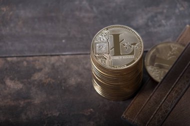 Ahşap masa üstü deri cüzdan ile Litecoin