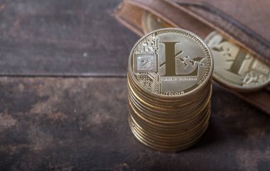Ahşap masa üstü deri cüzdan ile Litecoin