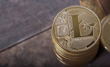 Ahşap masa üstü deri cüzdan ile Litecoin