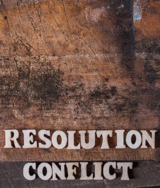 Resolution Dan Conflict Teks Pada Latar Belakang Kayu — Stok Foto