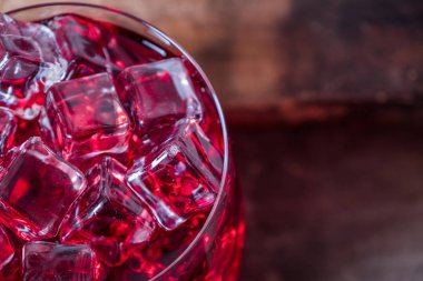 Cam buz ile soğuk nar suyu.