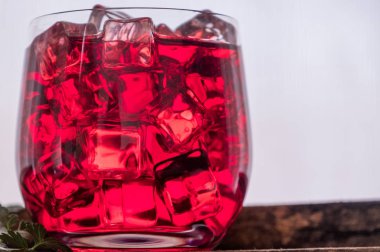 Cam buz ile soğuk nar suyu.