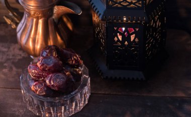 Ahşap masa üstüne tarihleri meyve