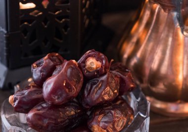 Ahşap masa üstüne tarihleri meyve