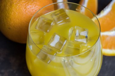 Soğuk taze portakal suyu ve meyve ahşap tablo.