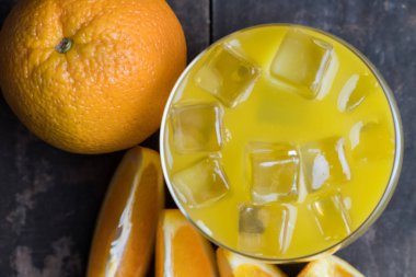 Soğuk taze portakal suyu ve meyve ahşap tablo.