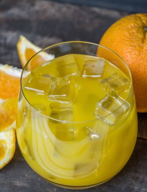 Soğuk taze portakal suyu ve meyve ahşap tablo.