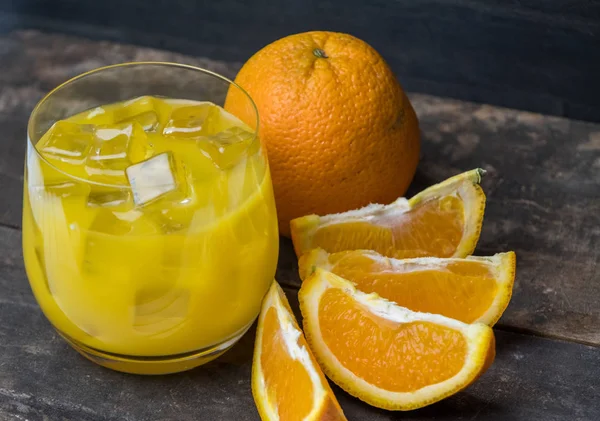 木桌上的冷鲜橙汁和水果 — 图库照片