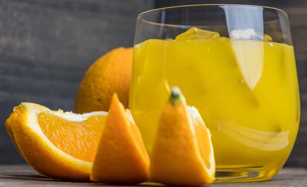 Κρύο Φρέσκο Χυμό Πορτοκαλιού Και Φρούτα Ξύλινο Τραπέζι — Φωτογραφία Αρχείου