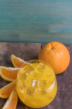 Soğuk taze portakal suyu ve meyve ahşap tablo.
