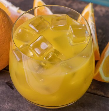 Soğuk taze portakal suyu ve meyve ahşap tablo.