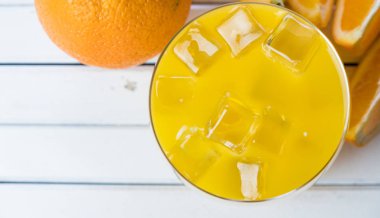 Soğuk taze portakal suyu ve meyve ahşap tablo.