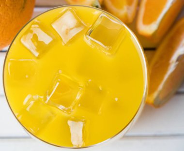 Soğuk taze portakal suyu ve meyve ahşap tablo.